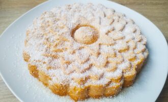 Творожная запеканка с хурмой и заварным кремом