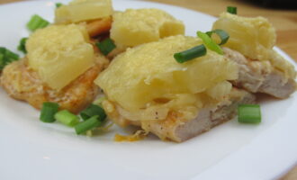 Куриное филе с ананасами в сырной шубке