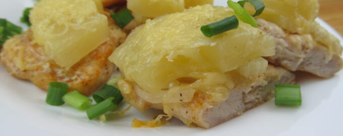 Куриное филе с ананасами в сырной шубке