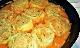 Рулет из фарша с картофелем в сковородке, сытный ужин на всю семью