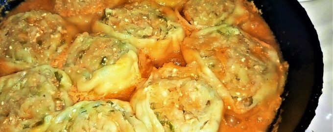Рулет из фарша с картофелем в сковородке, сытный ужин на всю семью