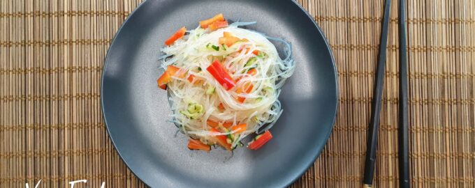 Салат с лапшой фунчоза и свежими овощами