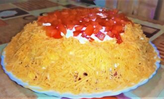 Салат с ветчиной и сыром на новый год.