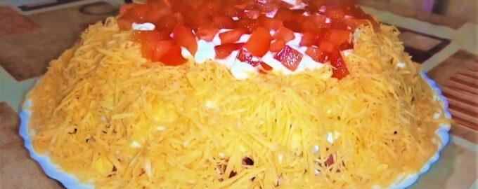 Салат с ветчиной и сыром на новый год.