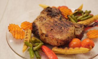Свиные антрекоты на ребре по-баварски с овощами