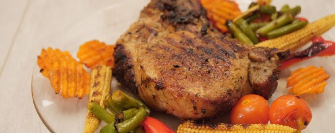 Свиные антрекоты на ребре по-баварски с овощами