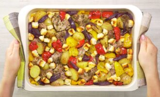 Свинина с картошкой и овощами, запеченная в духовке