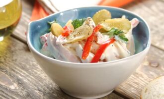 Салат с ветчиной, солеными огурцами и сыром