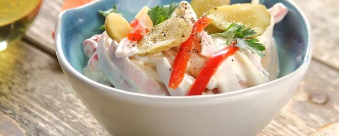 Салат с ветчиной, солеными огурцами и сыром