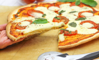 Лучшее тесто для домашней пиццы и пицца "Маргарита"!