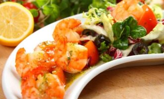 Овощной салат с креветками
