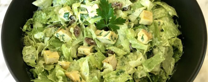 Салат с куриной грудкой и айсбергом
