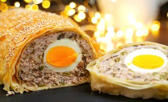 Мясной рулет из фарша с яйцом.