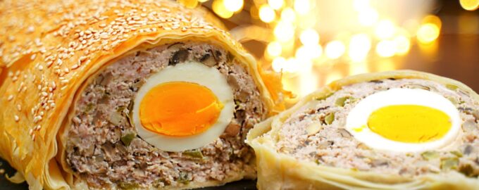 Мясной рулет из фарша с яйцом.