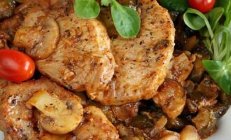 Тушеная свинина с солеными огурцами
