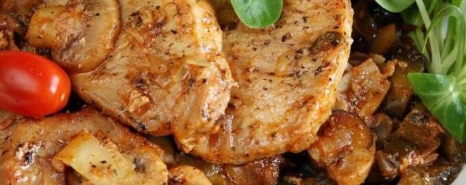 Тушеная свинина с солеными огурцами