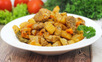 Жаркое из свинины с картошкой на сковороде по-домашнему