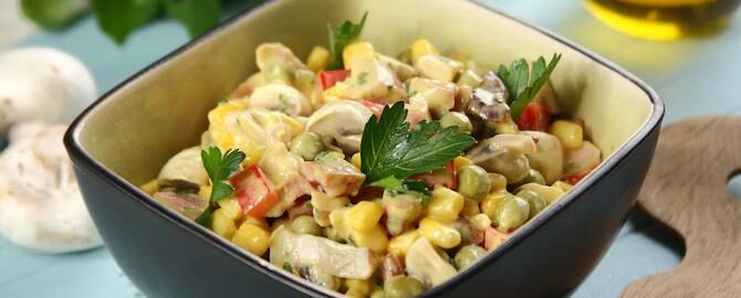 Праздничный салат с копченой курицей