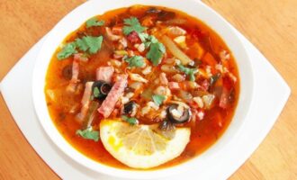 Вкусная солянка в мультиварке
