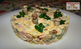 Салат с ветчиной, грибами и сыром