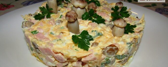 Салат с ветчиной, грибами и сыром