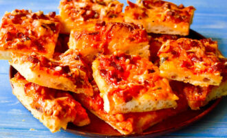 Пицца с колбасой, сыром и кетчупом