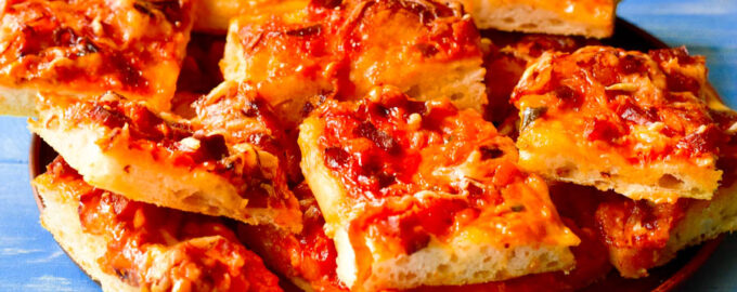 Пицца с колбасой, сыром и кетчупом