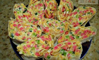 Рулет из лаваша с копченой колбасой и сыром