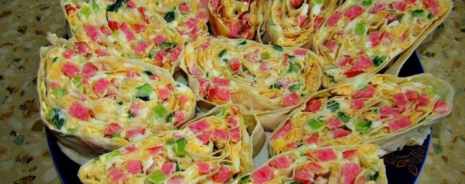 Рулет из лаваша с копченой колбасой и сыром