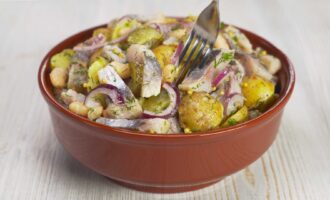 Картофельный салат с сельдью, белой фасолью и солеными огурцами