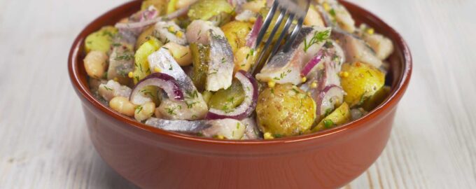 Картофельный салат с сельдью, белой фасолью и солеными огурцами