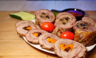 Фаршированные сочной начинкой рулеты из свинины