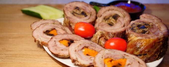 Фаршированные сочной начинкой рулеты из свинины