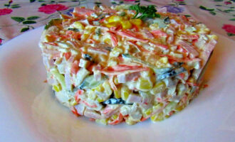 Салат с курицей, ветчиной и овощами