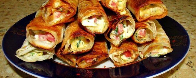 Закуска в лаваше с колбасой, сыром и яйцами