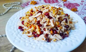 Салат-закуска из курицы с грецким орехом