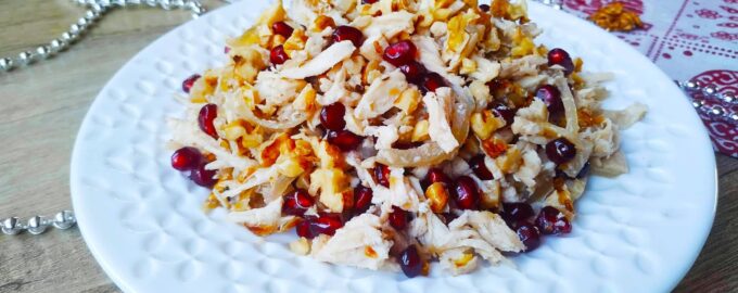Салат-закуска из курицы с грецким орехом