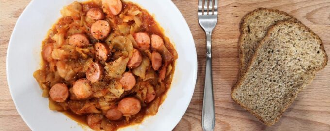 Тушеная капуста с сосисками в мультиварке
