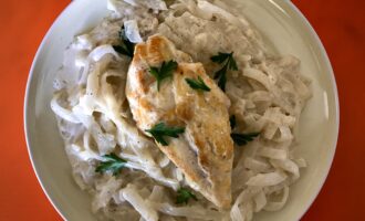 Блюдо с ширатаки и курицей