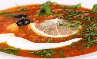 рецепт Солянка с картошкой и колбасой