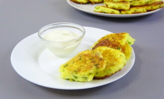 Сырники с зеленым луком и картофельным пюре