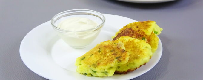 Сырники с зеленым луком и картофельным пюре