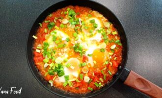 Шакшука яичница с помидорами и овощами. Рецепт израильской яичницы