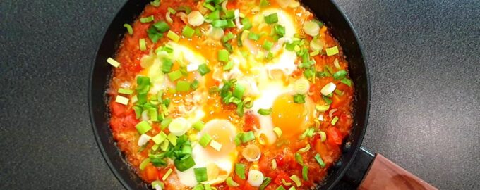 Шакшука яичница с помидорами и овощами. Рецепт израильской яичницы