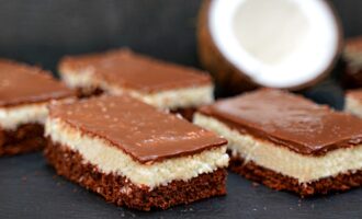 Пирожное Баунти намного нежнее и вкуснее, чем конфеты из магазина