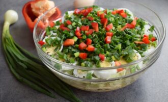 Слоеный салат с яйцом и луком
