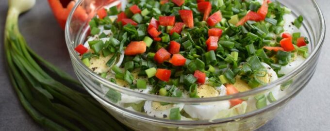Слоеный салат с яйцом и луком