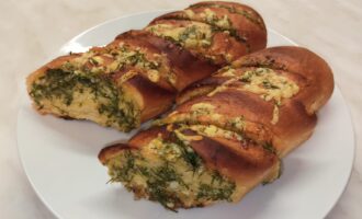 Хрустящий батон с сыром, маслом и чесноком в духовке