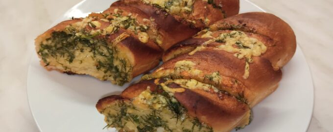Хрустящий батон с сыром, маслом и чесноком в духовке