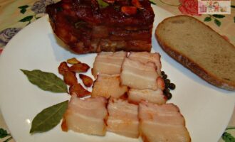 Свиная грудинка, запеченная в двух соусах